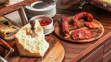 Kontinentales Frühstück mit Käse und Aufschnitt