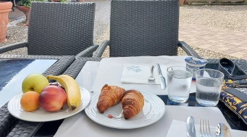 Frühstücksbuffet im Garten