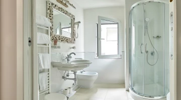 Badezimmer mit Dusche und Haartrockner