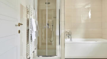 Privates Badezimmer mit separater Dusche und Badewanne