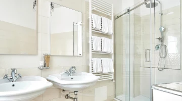 Privates Badezimmer mit Duschkabine