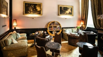 Wohnzimmer mit Büchern, Zeitungen und Zeitschriften