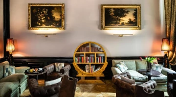 Wohnzimmer mit Büchern, Zeitungen und Zeitschriften