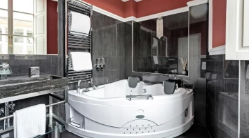 Privates Badezimmer mit Whirlpool