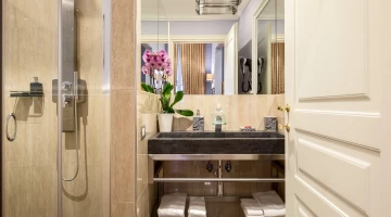 Badezimmer mit Duschkabine und Hydromassage