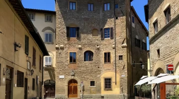 Vista sul palazzo dalla piazza