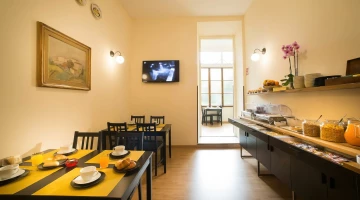 Breakfast room with buffet