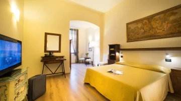 Triple room with double bed and TV