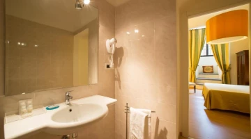 Double room with private bathroom