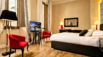 Suite avec lit double, canapés et télévision