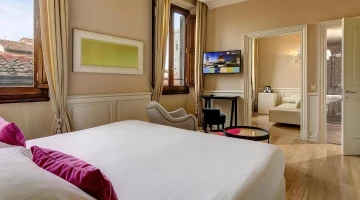 Chambre de luxe avec lit double et canapé-lit