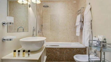 Salle de bain privée avec baignoire et kit de courtoisie