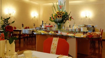Tavoli allestiti per la colazione a buffet