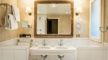 Bagno con doppi lavabo e set asciugamani
