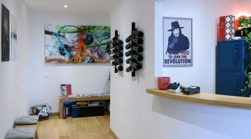 Réception avec salon et mobilier design