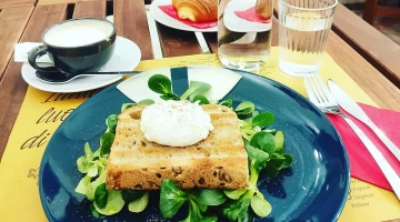Table dressée pour le petit-déjeuner