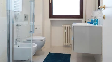 Salle de bain privée avec cabine de douche