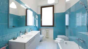 Salle de bain avec baignoire