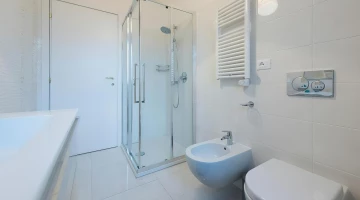 Salle de bain avec cabine de douche