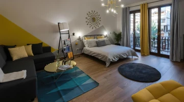 Chambre Deluxe King Jaune avec canapé-lit d&#39;angle et balcon