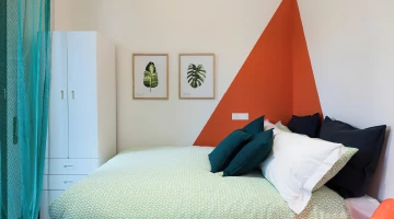Chambre orange avec lit simple