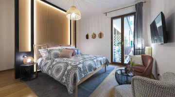 Chambre rose avec lit double