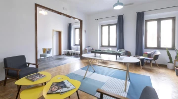 Salle de détente avec TV, baby-foot et piano
