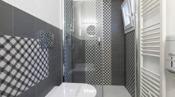 Salle de bain avec cabine de douche