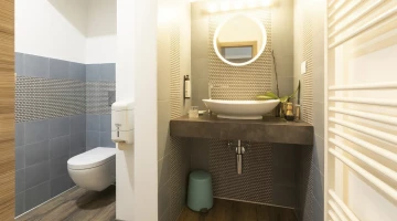 Salle de bain privée avec kit de courtoisie et miroir