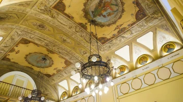Plafond décoré de fresques de la salle de petit-déjeuner