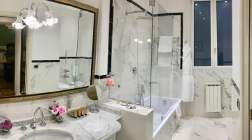 Grande salle de bain avec baignoire