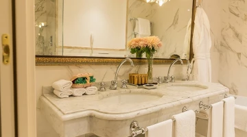 Salle de bain en marbre avec double vasque