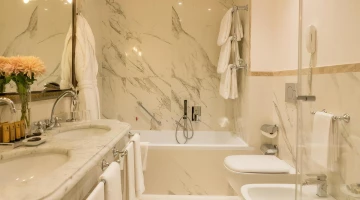 Ensemble de courtoisie de salle de bain luxueux