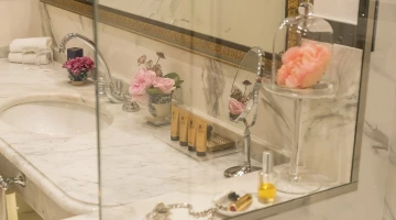 Salle de bain avec miroir grossissant