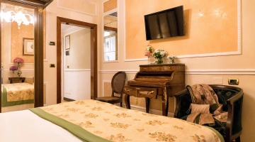 TV LCD e scrittoio in camera