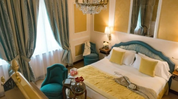 Camera arredata con tessuti pregiati