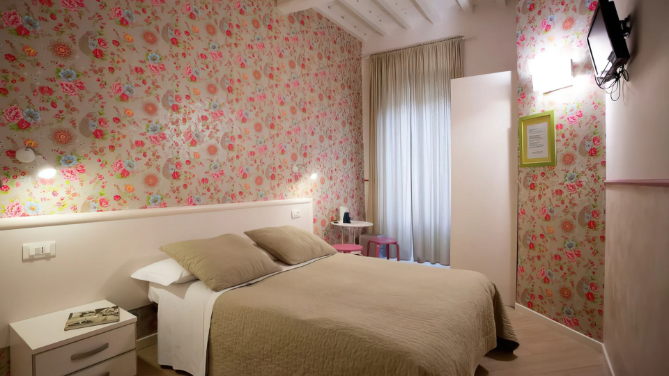 Double room with queen size bed