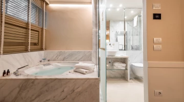 Salle de bain avec douche et kit de courtoisie