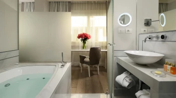 Salle de bain privée avec douche et jacuzzi
