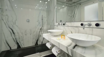 Salle de bain privée avec cabine de douche