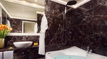 Salle de bain avec baignoire, kit de courtoisie et serviettes