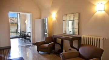 Sala relax arredata con tavolo e poltrone