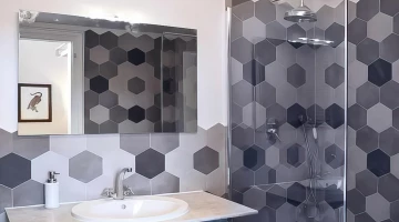 Bagno della camera tripla rosa