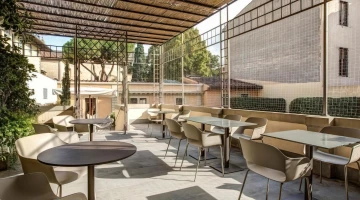 Terrasse mit Tischen und Stühlen