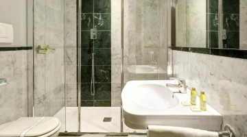 Privates Badezimmer mit Duschkabine