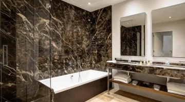 Badezimmer mit separater Dusche und Badewanne