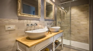 Bagno con box doccia e doppio lavabo