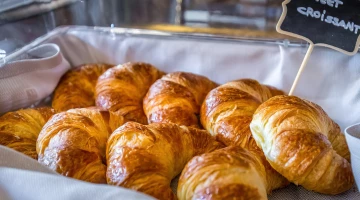 Cornetti dolci e salati nel buffet della colazione
