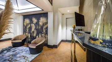 Hall avec réception et coin salon