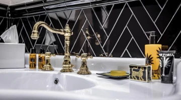 Salle de bain avec set de courtoisie